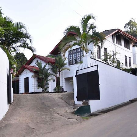 Antique Tourists Lodge Kandy Exterior foto