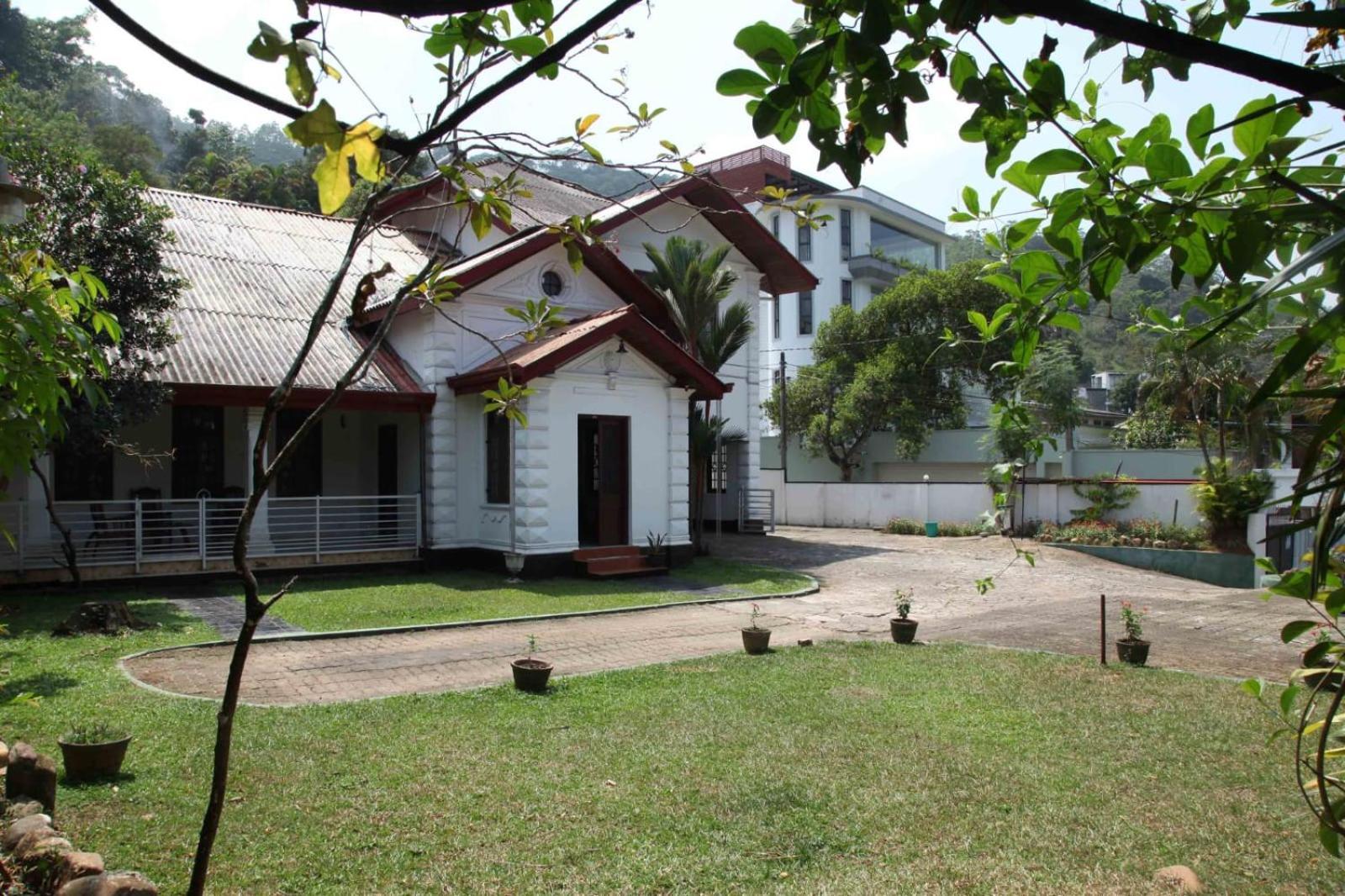 Antique Tourists Lodge Kandy Exterior foto