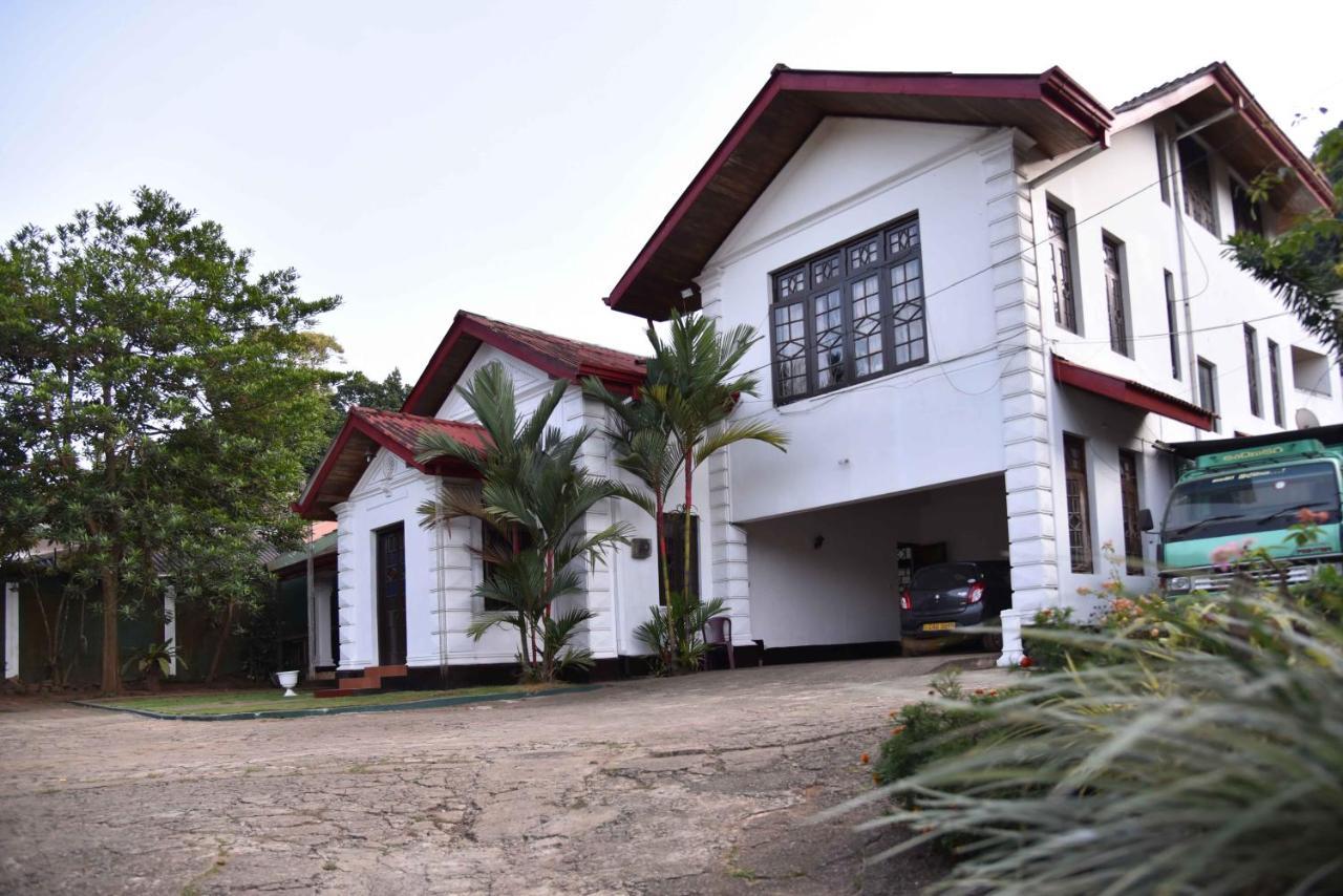 Antique Tourists Lodge Kandy Exterior foto