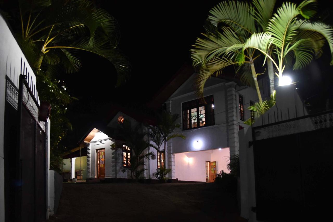 Antique Tourists Lodge Kandy Exterior foto